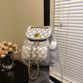 Mochila acolchada plateada para mujer con cadenas doradas y acabado metálico chic - Plateado