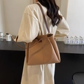 Borsa tote grande kaki a grana di litchi con spalline marroni scure a contrasto - Cachi
