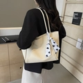 Grande borsa tote beige a grana di litchi con foulard di seta a cuore sul manico - Bianco Sporco