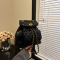Schwarzer gesteppter Lederrucksack mit goldener Kette und Drehverschluss-Klappe - Schwarz