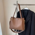 Grande borsa tote marrone in pelle martellata con tracolla larga per il pendolarismo - Marrone