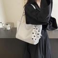 Borsa tote in pelle martellata bianco-argento con sciarpa di seta a motivo di cuori - Argento