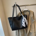 Borsa tote nera in pelle martellata con foulard di seta a cuori su un appendino - Nero