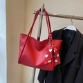 Grande borsa tote in pelle rossa martellata con foulard a cuori su appendino - Borgogna