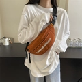 Orangebraune Crossbody-Brusttasche aus Canvas mit verstellbarem Gurt und weißem Stickerei - Braun