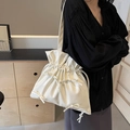 Schicke cremeweiße Falten-Schultertasche mit Schleifen und Kordelzug-Verschluss - Weiß
