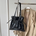 Schwarze glänzende Tote-Bag im Ballett-Stil mit Schleifenakzenten und Kordelzug - Schwarz