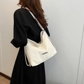 Borsa tote bianca grande capacità con trama intrecciata e quattro ornamenti a cuore - Bianco Sporco