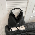 Borsa hobo nera intrecciata ad alta capacità con dettagli argentati e tracolla lunga - Nero