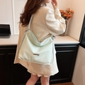 Borsa tote intrecciata verde menta con ciondoli a cuore dorati e tracolla fine - Verde