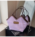 Detalle del bolso tote plisado lila con apertura en V y acabados en cuero marrón elegante - Taro