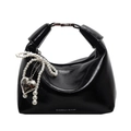 Elegante borsa a mezzaluna in pelle nera lucida con catena di perle e ciondolo a cuore - Con Ciondolo / Nero