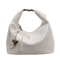 Borsa a tracolla a mezzaluna crema con manico a nodo e ciondolo cuore di perle - Con Ciondolo / Bianco Sporco