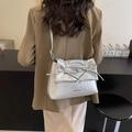 Sac à bandoulière argenté métallisé avec détails double nœud et style ballet sophistiqué - Argenté