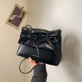 Sac à bandoulière noir élégant avec plis et nœuds décoratifs, style moderne - Noir