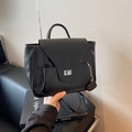 Sac à main noir pour femme en similicuir avec fermoir rotatif argenté et breloque cœur - Noir