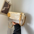 Bolso bandolera con estampado de paisaje abstracto y correas de cuero amarillo - Blanco Roto