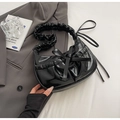Detalle de bolso de hombro plisado negro con lazo decorativo y asa fruncida - Negro