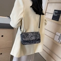 Bolso de hombro rectangular con patrón de paisaje gris y correa de cuero negra - Negro