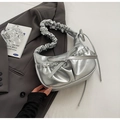 Primer plano del bolso plateado con lazo decorativo y detalles de correa plisada elegante - Plateado