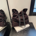 Grande borsa tote nera con motivo a cuori rossi e tracolla a catena in argento - Stile Nero a Cuore Rosso / Nero
