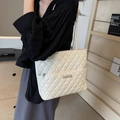Bolso tote acolchado blanco brillante con placa metálica y correas finas para hombro - Blanco