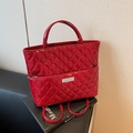Bolso tote de charol rojo oscuro con diseño acolchado de rombos y detalle de logo metal - Rojo