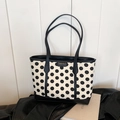 Bolso tote elegante con lunares blancos y negros, adornos de cuero y logo de metal - Blanco