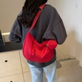 Rode nylon halvemaanvormige hobo-tas met brede riem en ronde munthouder - Bordeauxrood