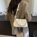 Bolso de hombro fruncido blanco con cadena de cuentas plateadas y textura de cuero suave - Blanco Roto