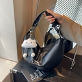 Sac croissant noir texture litchi avec nœud argenté et pendentif nuage en peluche - Noir