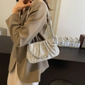 Bolso plisado gris claro para mujer con una elegante cadena de perlas metálicas plateadas - Plateado