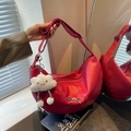 Sac bandoulière demi-lune rouge en cuir grainé avec nœud argenté et bijou nuage - Rouge