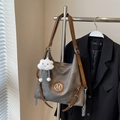 Grande borsa tote grigia vintage con tracolla marrone e ciondolo a nuvola - Verde Nerastro Con Ciondolo