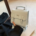 Hellblauer PU-Leder Rucksack mit geometrischer Textur und Metall-Schmetterlingsdekor - Blau