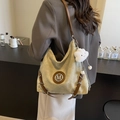Zaino hobo grande in tela beige con cinturini in pelle e ciondolo a nuvola di peluche - Beige Con Ciondolo