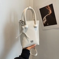 Mini-Eimertasche in Weiß mit Glanzeffekt, Kugelgriff-Detail und gewebtem Anhänger - Gebrochenes Weiß