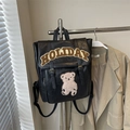 Mochila de cuero PU negro con parche 'HOLIDAY' marrón y detalle de oso de peluche - Negro