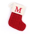 Gestrickter Weihnachtsstrumpf mit roter Buchstaben-M-Stickerei und weißem Umschlag - Buchstabe M / Rot