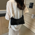 Bolso de hombro minimalista en cuero arrugado negro con hebilla plateada y correa - Negro