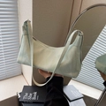 Bolso de hombro media luna verde menta con textura de mármol y detalles plateados - Verde