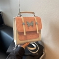 Borsa a tracolla bicolore beige e viola con fibbia a farfalla e dettagli in pelle scamosciata - Bianco e Rosa