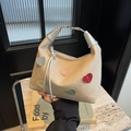 Bolso tote de lona beige con parches de corazones coloridos y asa metálica - Blanco Roto