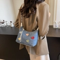 Bolso media luna de mezclilla azul con parches de corazones y correa plateada - Azul Denim