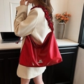 Moderne rode glanzende tote bag met geplooide schouderband en metalen logo - Rood