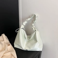 Muntgroene geplooide schoudertas in laklook met zilverkleurig metalen logo - Groen