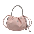 Rosa plissierte Beuteltasche mit Strassgriff und Herzanhängern aus Metall - Rosa