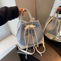 Mochila tipo cubo de denim azul y cuero blanco con cordón y detalle de lazo - Blanco Roto