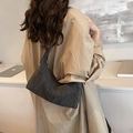 Bolso hobo minimalista gris oscuro con textura usado como bolso de hombro de estilo urbano - Negro