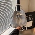 Bolso tipo cubo gris plateado con lazo de cordón y correas ajustables - Plateado